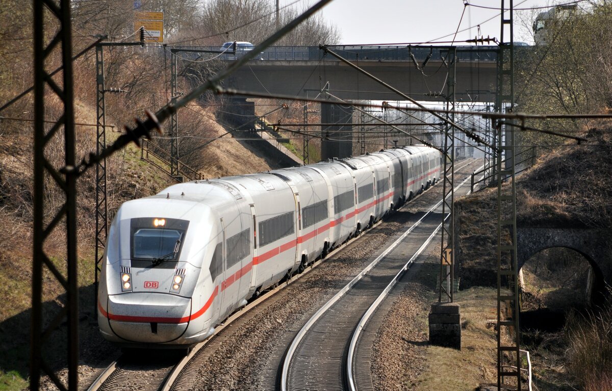 ICE 4 mit grüßendem Tf auf der Geislinger Steige am 26.03.2022.