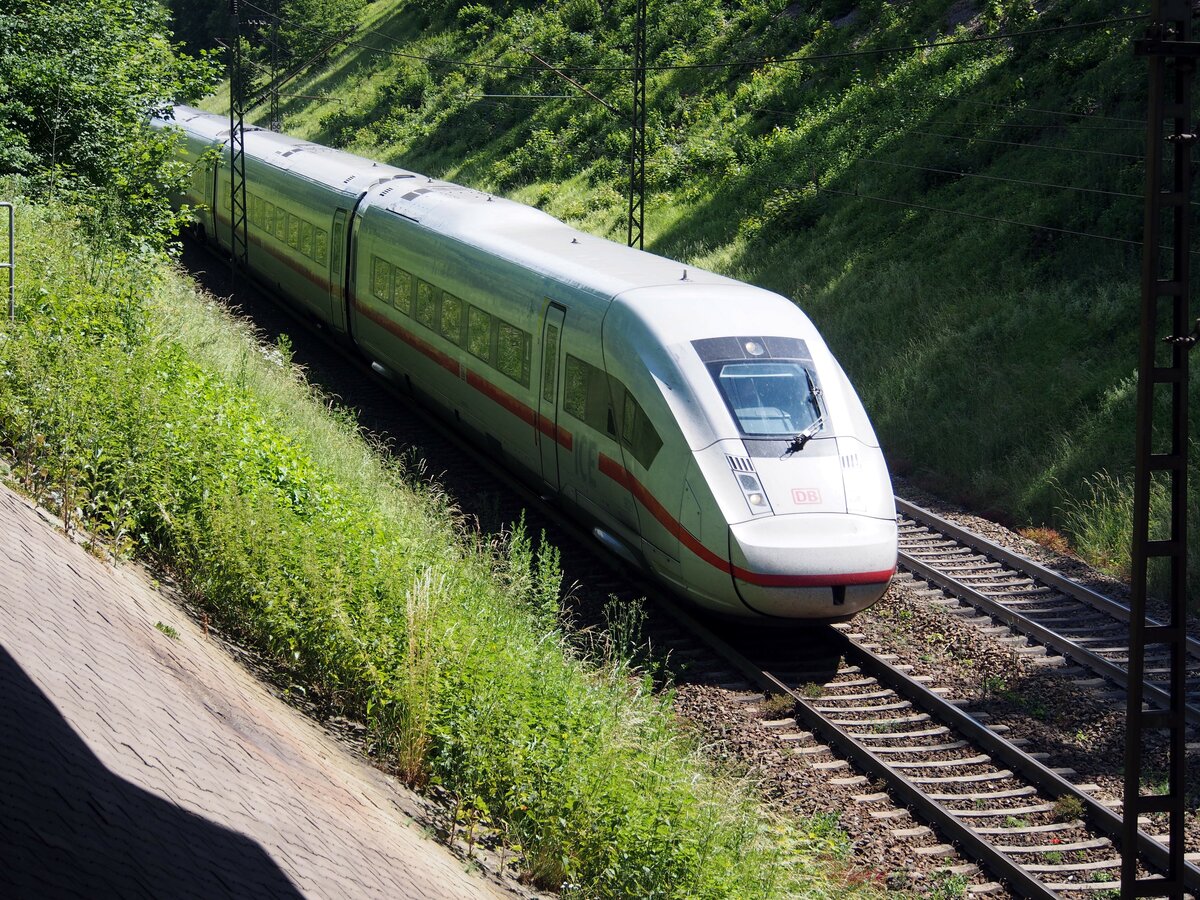 ICE 4 Tz 9021 auf der Geislinger Steige bei Amstetten am 03.07.2020.