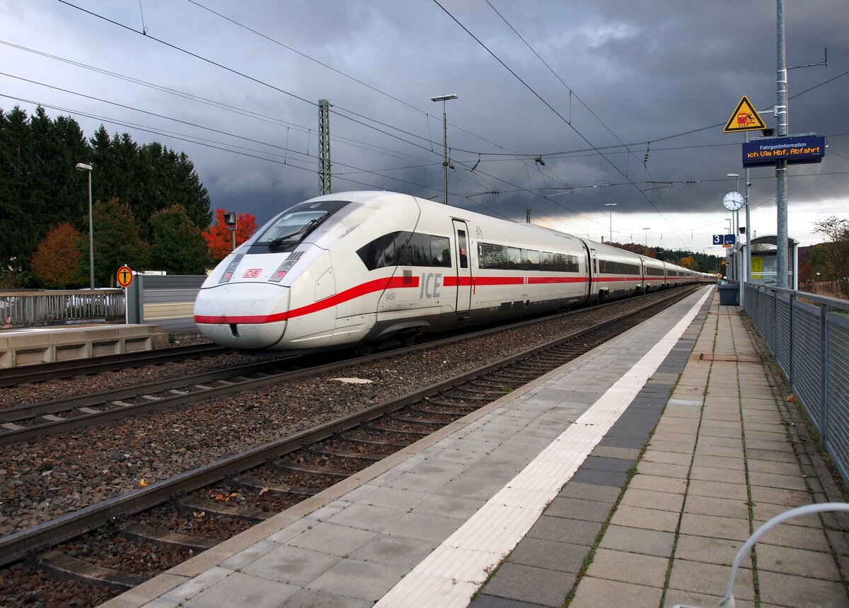 ICE 4 Tz 9456 in Amstetten unter einer Gewitterfront am 26.10.2021.