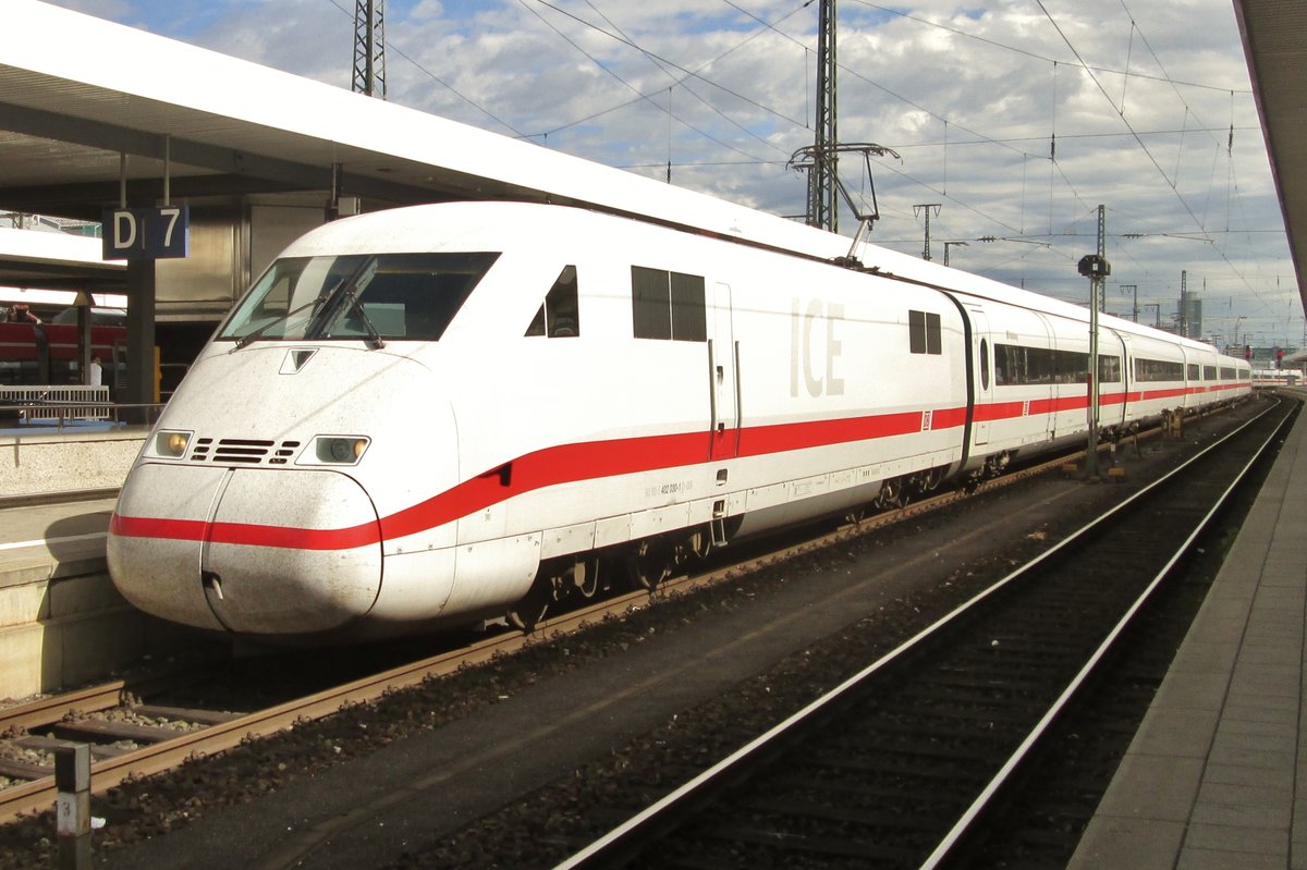 ICE 402 030 hält am 15 September 2015 in Nürnberg Hbf. 