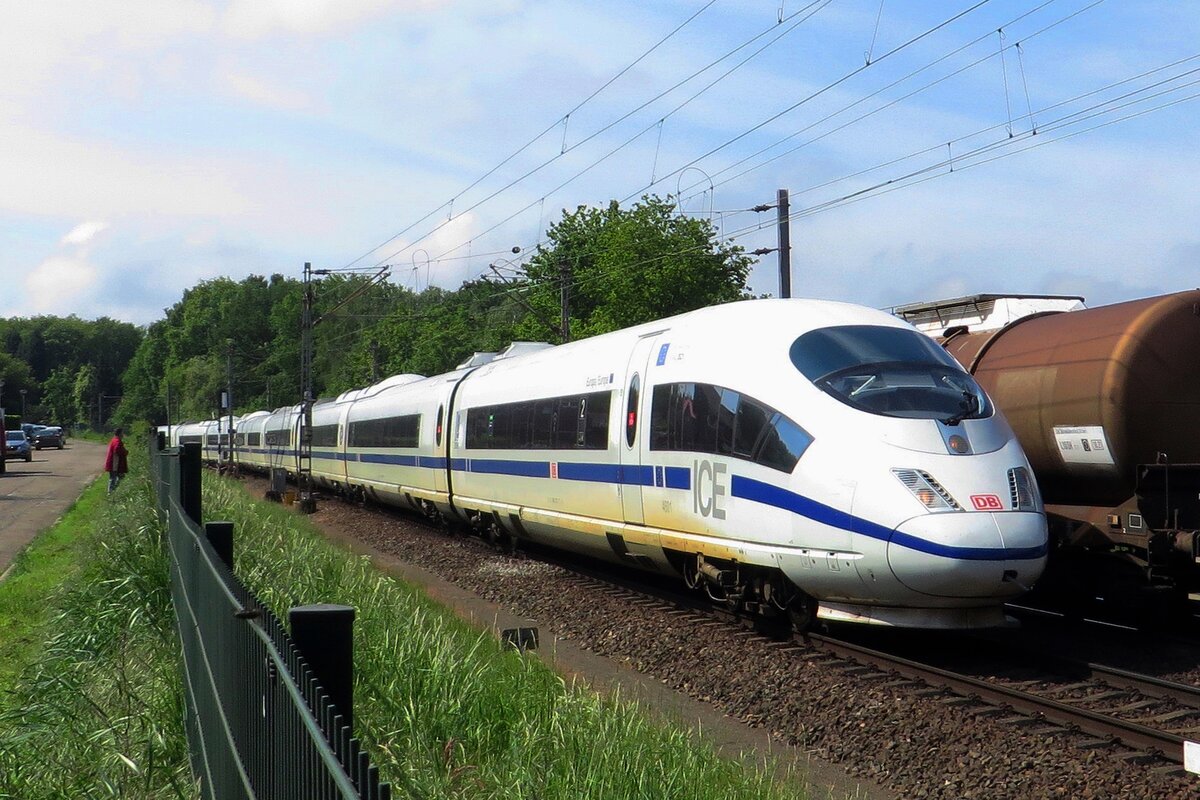 ICE 406 001 passiert Venlo-Vierpaardjes am 28 Mai 2021.
