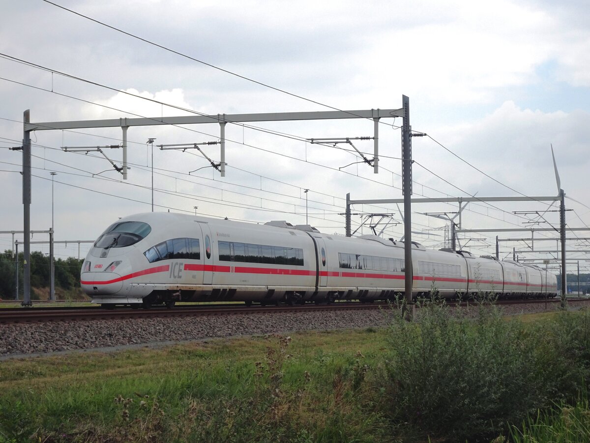ICE 406 085 wurde am 18.Augustus 2022 über die betuwe-Route umgeleitet und passiert bei Valburg der Fotograf.
