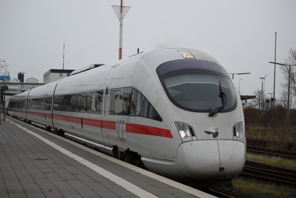 ICE-TD 605 017-2 K�benhavn als ICE 36 von �sterport nach Hamburg Hbf bei der Ausfahrt im Bahnhof Puttgarden am 21.12.2014 um 12:45 Uhr.