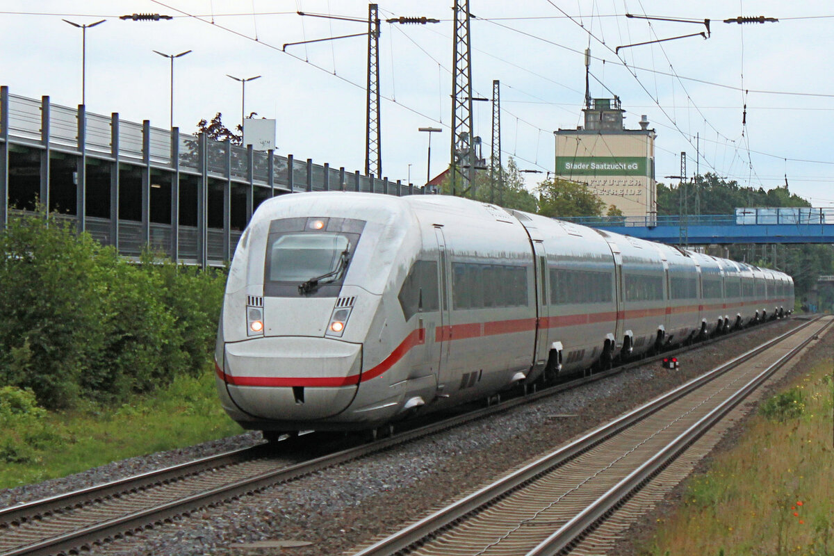 ICE Tz 9047 rauscht am 29.07.2023 durch den Tostedter Bahnhof.