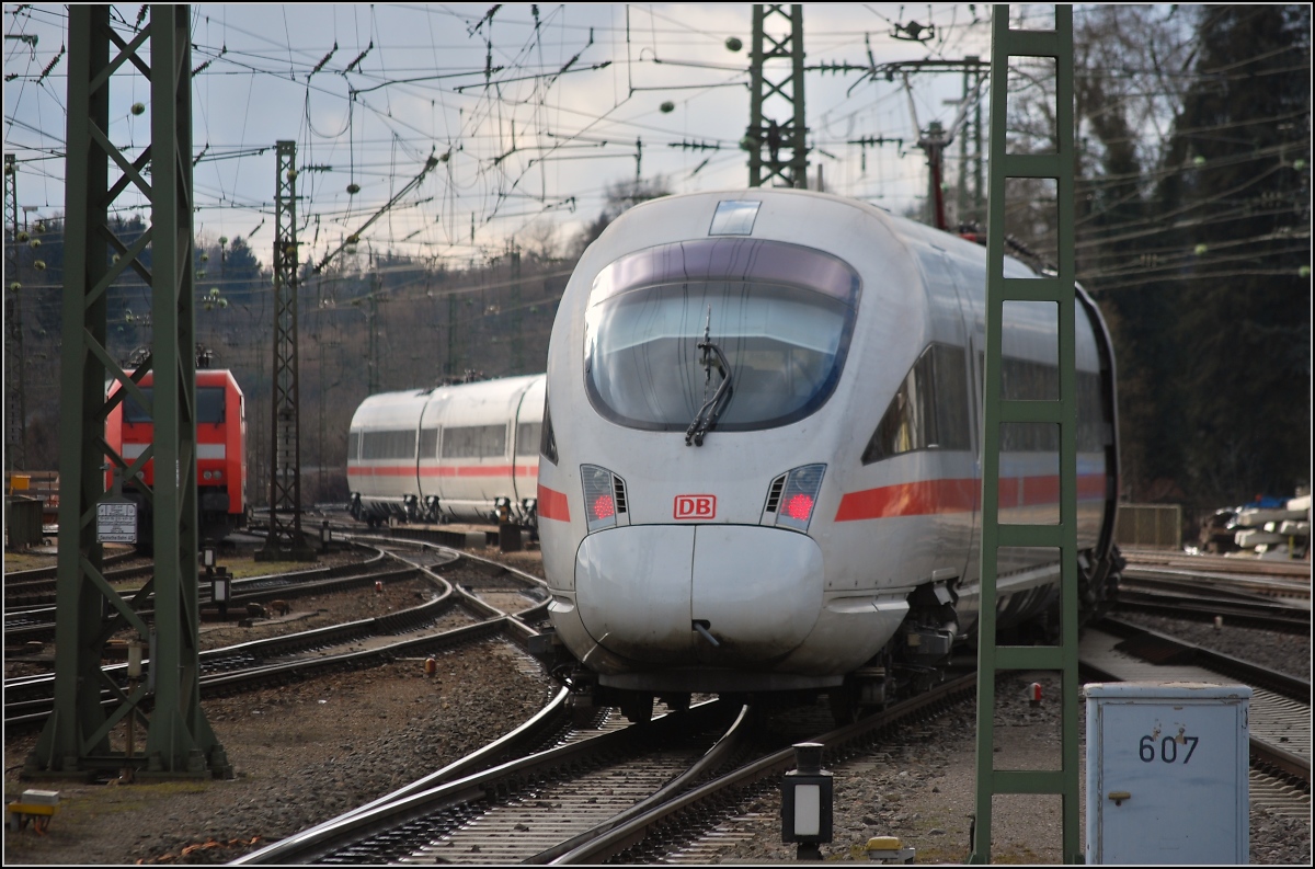 ICE Zürich – Stuttgart fährt nach kurzer Wendezeit auf die Schwarzwaldbahn bis Hattingen. Februar 2010.