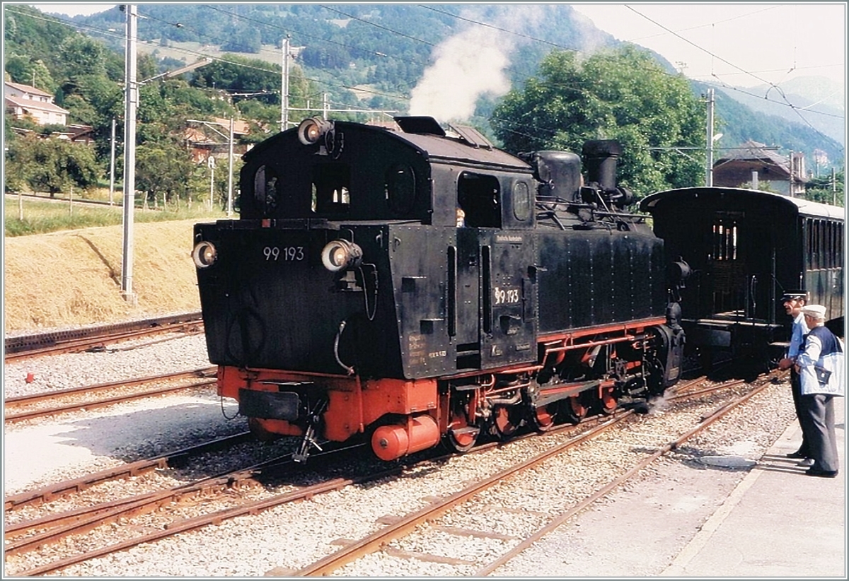 Ich habe noch ein (Museumsbahn) - Betriebs Bild der 99 193 gefunden. Die formschöne Dampflok ist mit ihrem Zug von Chaulin in Blonay angekommen. 

Analogbild vom Juli 1985 