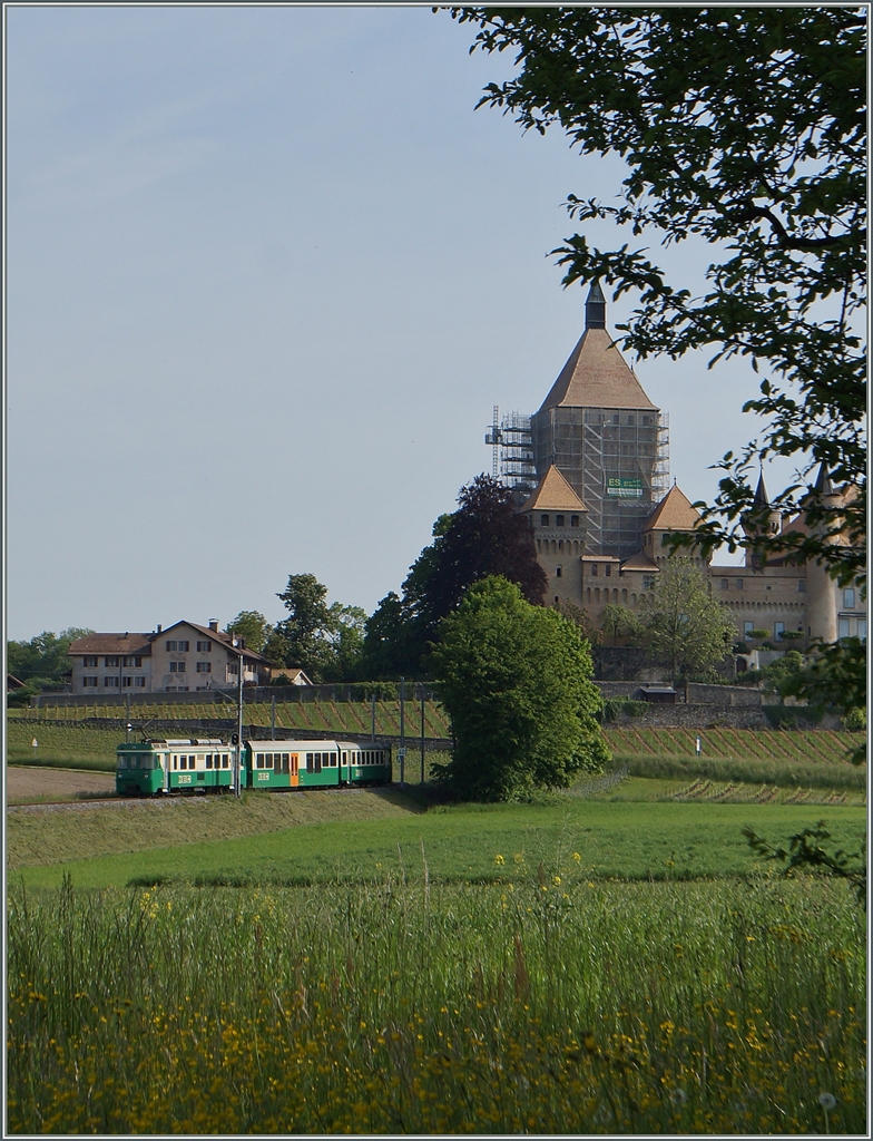 Ich konnte es mir nicht verkneifen das^, wie bekannt, eingerüstete Château de Vufflens zu fotografieren, der BAM Regionalzug 112 macht dieses Bild zum  Bahnbild . 
12. Mai 2015