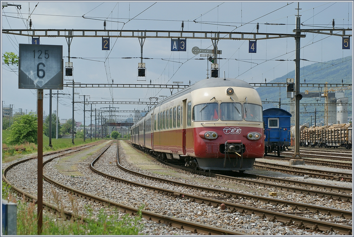 Ich war doch recht erstaunt, als nach einigem Warten auf Güterzüge im Rangierbahnhof Biel plötzlich der TEE RAe II auftauchte.

8. Mai 2009