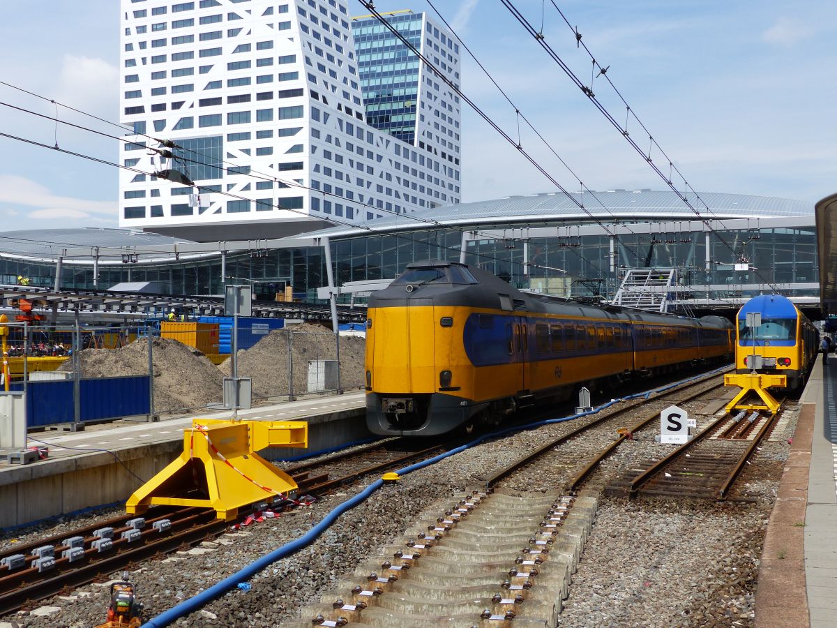 ICM-III TW 4031 Gleis 11, Utrecht Centraal Station 28-06-2016.

ICM-III treinstel 4031 op spoor 11, Utrecht Centraal Station 28-06-2016.