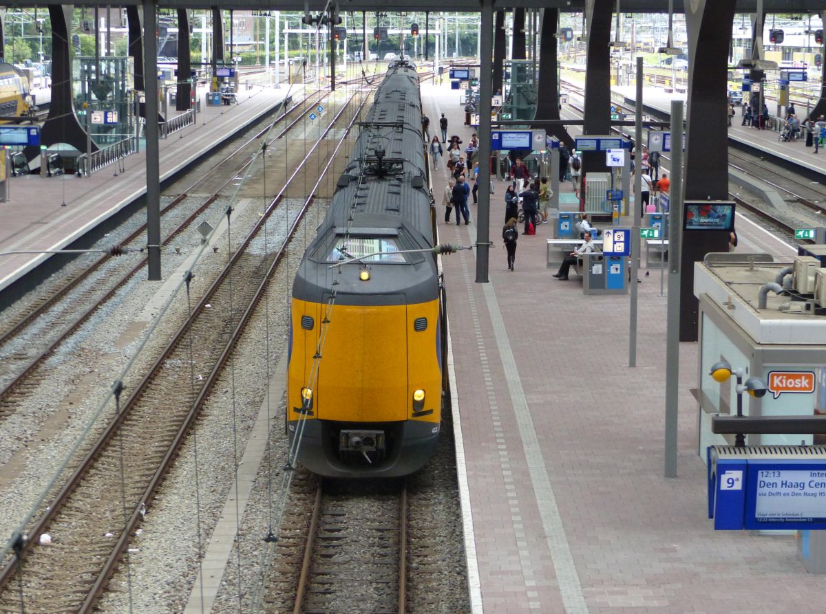 ICM-IV TW 4222 Gleis 9 Rotterdam Centraal Station 16-07-2016.

ICM-IV treinstel 4222 spoor 9 Rotterdam CS 16-07-2016.