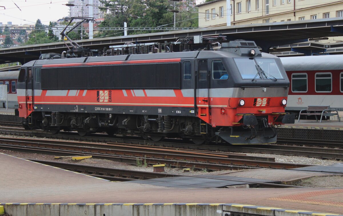 IDS Cargo 365 001 ist einer ex-NMBS/SNCB HLE12 und durchfahrt in aller Rühe am 17 September 2024 Bratislava hl.st. auf den Weg nach Bratislava-Raca. Das Bild wurde vom Bahnsteig 1 mit etwas zooming gemacht.