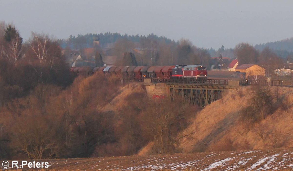 IGE 216 224 und 745 701 ziehen den LovoChemie Zug DGS 45394 aus Lovosice nach Herbertingen überquert das Fichtenaab Viadukt bei Seußen in Richtung Marktredwitz. 21.02.18