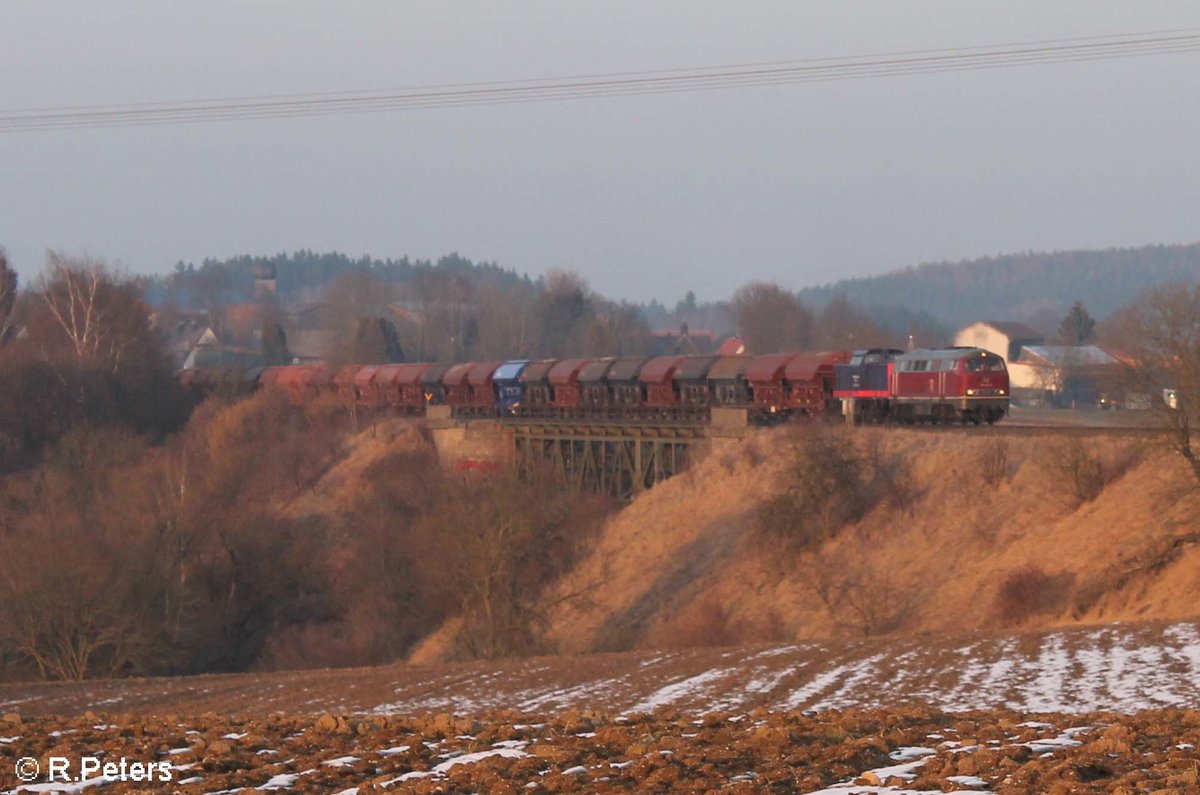 IGE 216 224 und 745 701 ziehen den LovoChemie Zug DGS 45394 aus Lovosice nach Herbertingen überquert das Fichtenaab Viadukt bei Seußen in Richtung Marktredwitz. 21.02.18