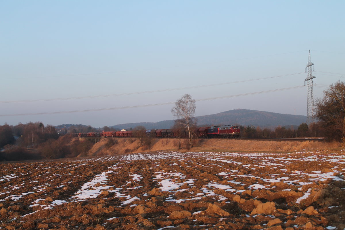 IGE 216 224 und 745 701 ziehen den LovoChemie Zug DGS 45394 aus Lovosice nach Herbertingen überquert das Fichtenaab Viadukt bei Seußen in Richtung Marktredwitz. 21.02.18