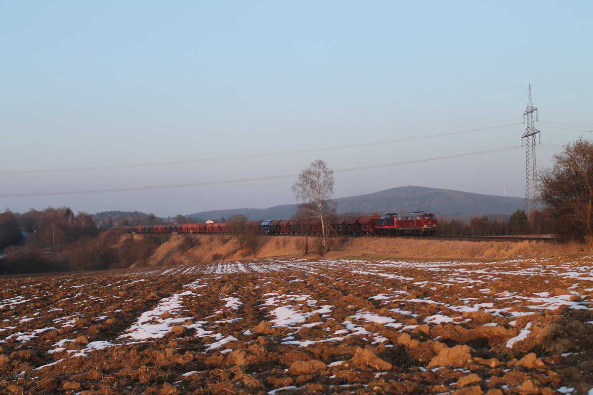 IGE 216 224 und 745 701 ziehen den LovoChemie Zug DGS 45394 aus Lovosice nach Herbertingen überquert das Fichtenaab Viadukt bei Seußen in Richtung Marktredwitz. 21.02.18