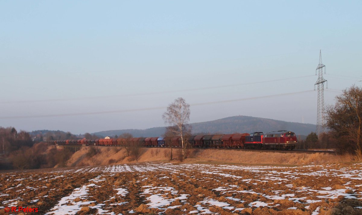 IGE 216 224 und 745 701 ziehen den LovoChemie Zug DGS 45394 aus Lovosice nach Herbertingen überquert das Fichtenaab Viadukt bei Seußen in Richtung Marktredwitz. 21.02.18