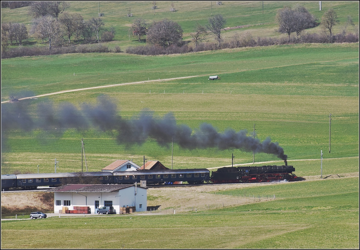 IGE-Abschiedsfahrt vom  Blauen Fernschnellzug . 

01 202 in der Steigung zum Col Pierre Pertuis. Corgémont, März 2019.
