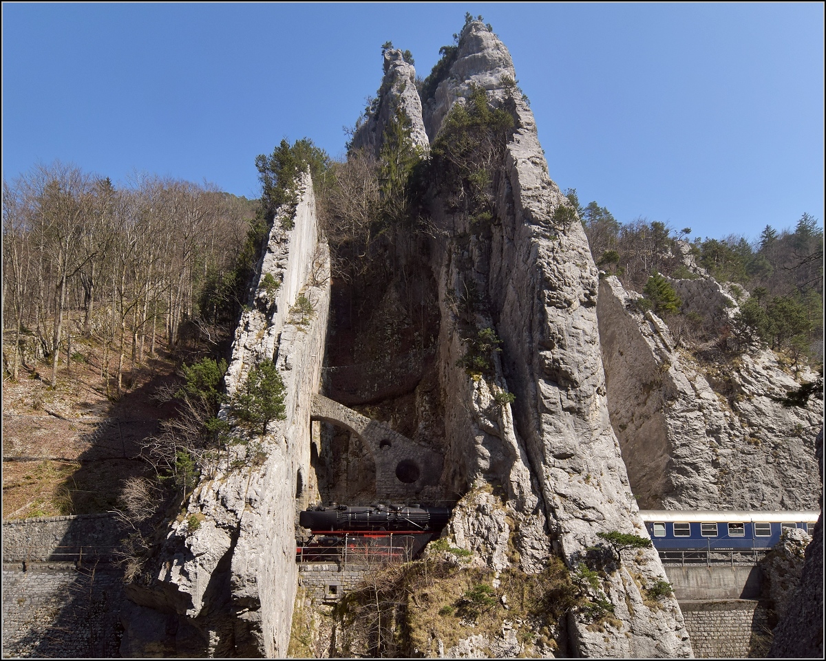 IGE-Abschiedsfahrt vom  Blauen Fernschnellzug . 

Durchfahrt 01 202 durch die bekannte Juraklus bei Moutier/Münster, eine kleine Sequenz. März 2019.