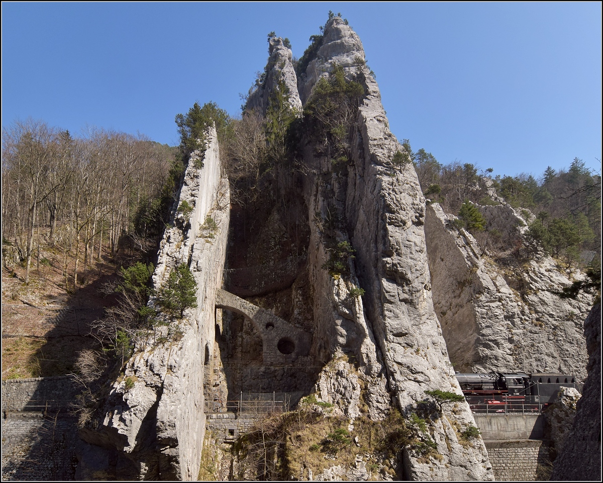 IGE-Abschiedsfahrt vom  Blauen Fernschnellzug . 

Durchfahrt 01 202 durch die bekannte Juraklus bei Moutier/Münster, eine kleine Sequenz. März 2019.