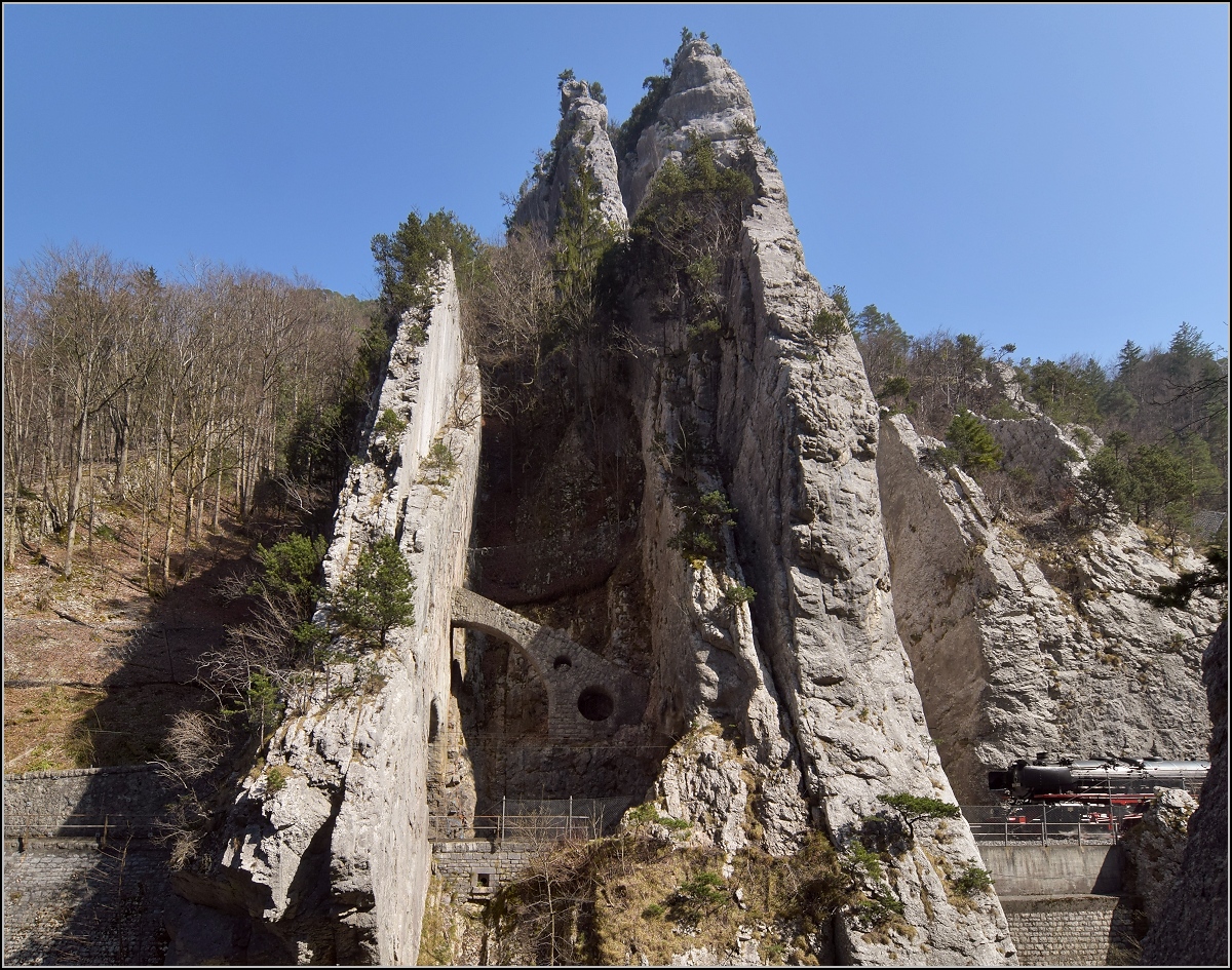 IGE-Abschiedsfahrt vom  Blauen Fernschnellzug . 

Durchfahrt 01 202 durch die bekannte Juraklus bei Moutier/Münster, eine kleine Sequenz. März 2019.