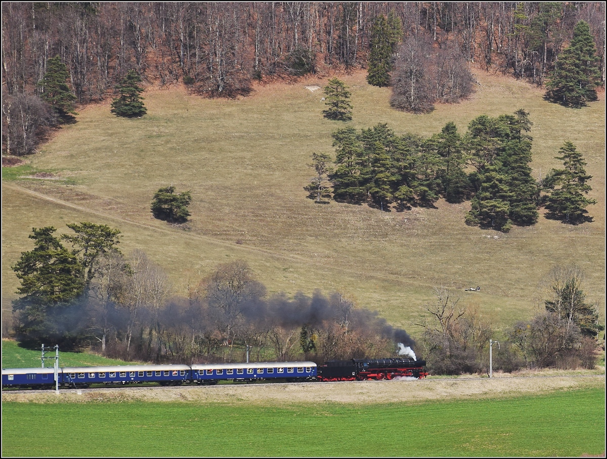 IGE-Abschiedsfahrt vom  Blauen Fernschnellzug . 

In der Steigung zum Col Pierre Pertuis mit 01 202 und Re 4/4 I 10009 zwischen Corgémont und der zweiten Durchfahrt von Sanceboz-Sombeval. März 2019.