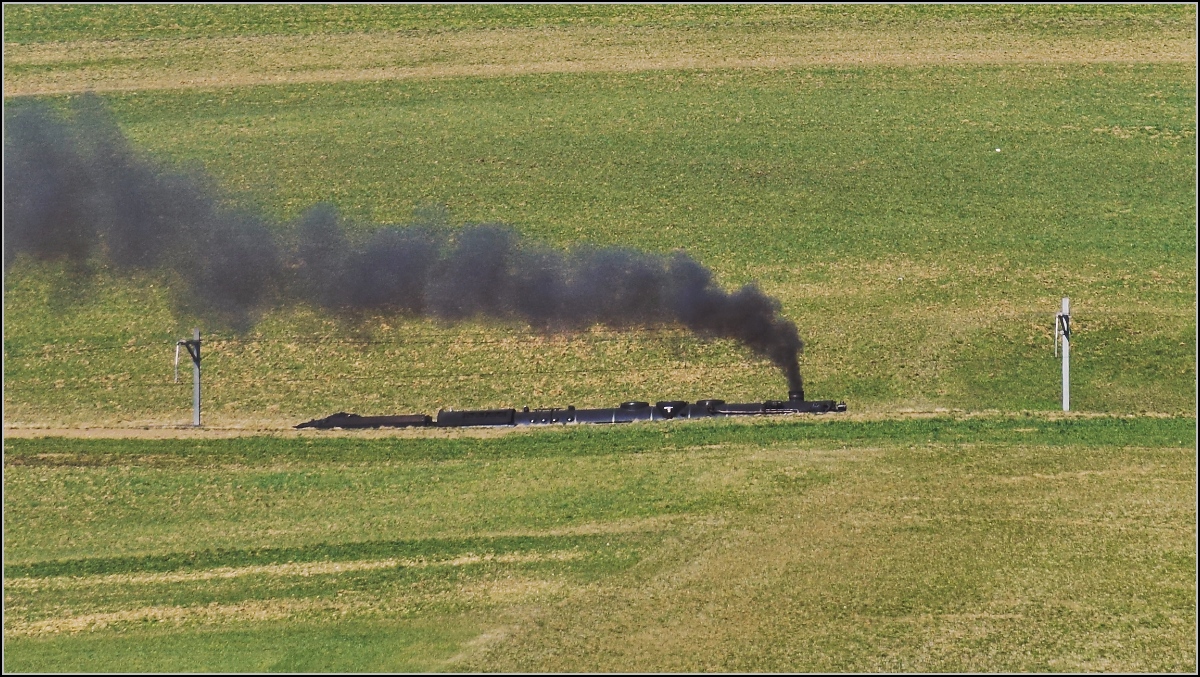 IGE-Abschiedsfahrt vom  Blauen Fernschnellzug . 

In der Steigung zum Col Pierre Pertuis verliert sich 01 202 in der Wiese zwischen Corgémont und der zweiten Durchfahrt von Sanceboz-Sombeval. März 2019.