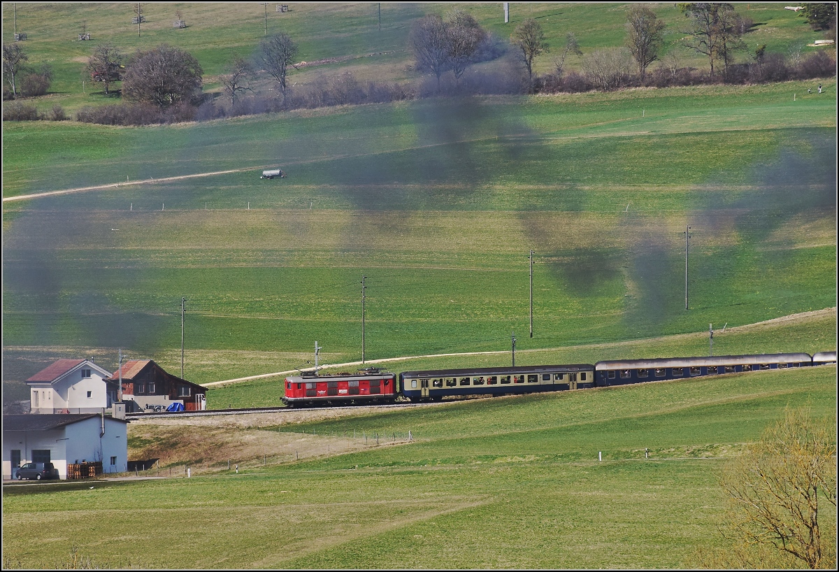 IGE-Abschiedsfahrt vom  Blauen Fernschnellzug . 

In der Steigung zum Col Pierre Pertuis schiebt Re 4/4 I 10009 nach. Corgémont, März 2019.