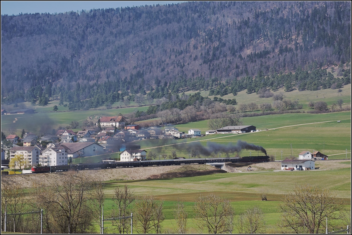 IGE-Abschiedsfahrt vom  Blauen Fernschnellzug . 

In der Steigung zum Col Pierre Pertuis mit 01 202 und Re 4/4 I 10009 bei Corgémont. März 2019.