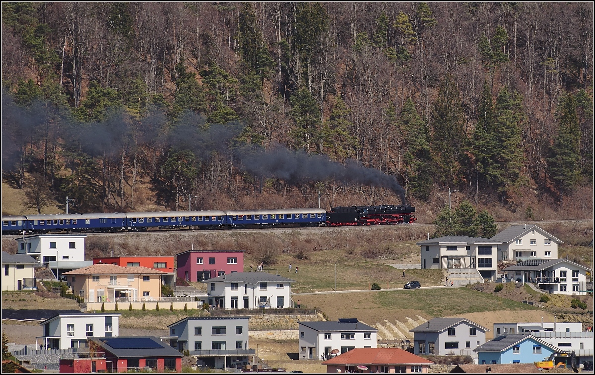 IGE-Abschiedsfahrt vom  Blauen Fernschnellzug . 

Oberhalb von Sanceboz-Sombeval arbeitet 01 202 mächtig um den Zug in Richtung des Tunnels des Col Pierre Pertuis zu ziehen. März 2019.