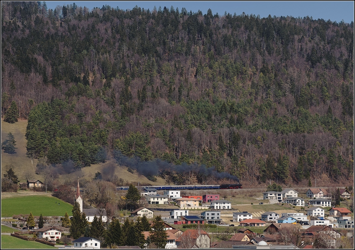 IGE-Abschiedsfahrt vom  Blauen Fernschnellzug . 

Oberhalb von Sanceboz-Sombeval arbeitet 01 202 mächtig um den Zug in Richtung des Tunnels des Col Pierre Pertuis zu ziehen. März 2019.