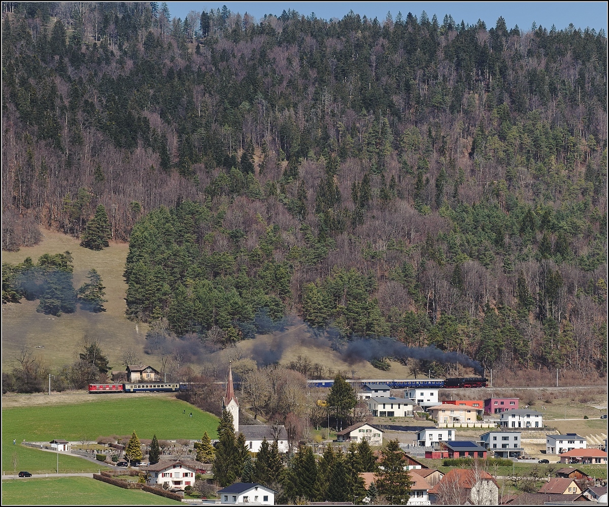 IGE-Abschiedsfahrt vom  Blauen Fernschnellzug . 

Oberhalb von Sanceboz-Sombeval arbeitet 01 202 mächtig um den Zug in Richtung des Tunnels des Col Pierre Pertuis zu ziehen. März 2019.