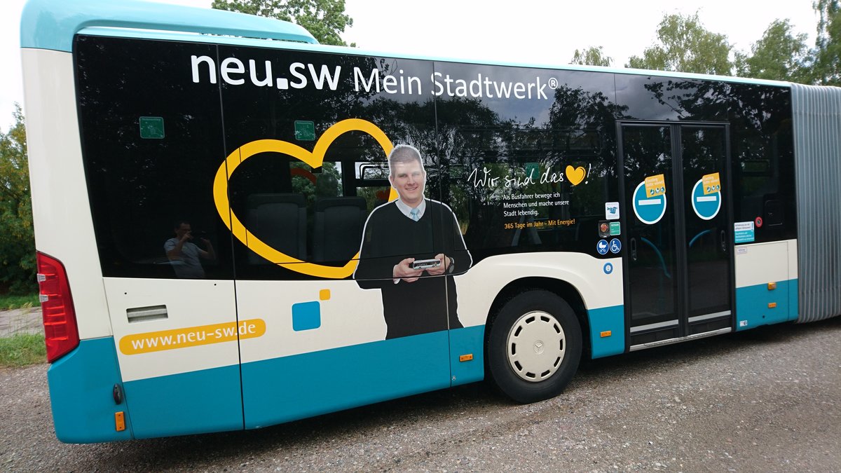...ihr mal noch der Busfahrer der auf dem Fahrzeug zu sehen ist und f�r das unternehmen wirbt 
