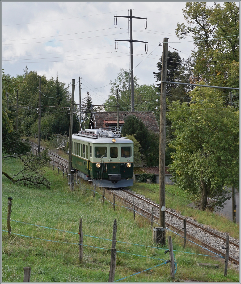  Il tait une fois... les annes 40 / Es war einmal: die 40er Jahre  Der GFM Historique BCe 4/4 131 (Baujahr 1943) ist bei Cornaux solo von Chaulin nach Blonay unterwegs und unterstreicht auf diese Art, wie mit den neuen Triebwagen in den 40er der Betrieb vereinfacht werden konnte. 

10. Sept. 2022