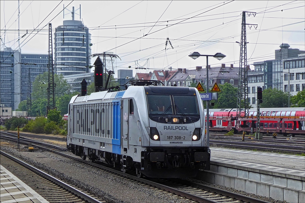 Im allein gang durchfährt Lok 187 308-2 von Raipool den Bahnhof von München Ost.  22.05.2019 (Hans)