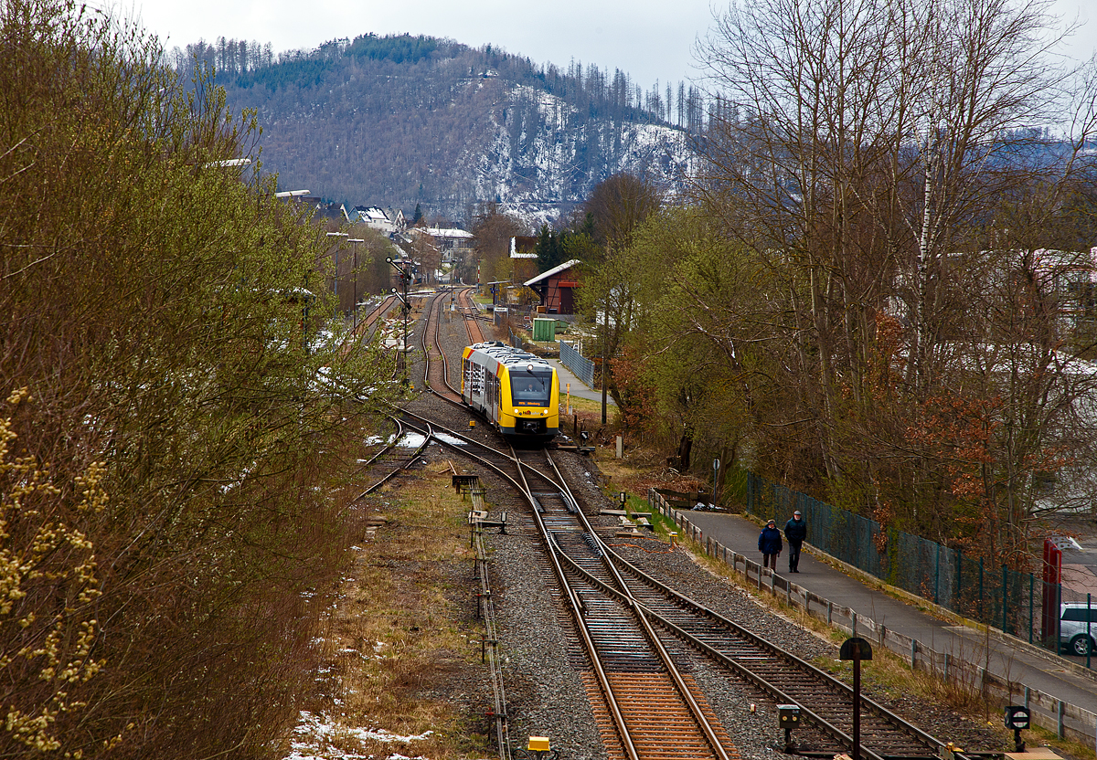 Im April noch ein Hauch von Winter....
Der VT 505 (95 80 1648 105-2 D-HEB / 95 80 1648 605-1 D-HEB) der HLB (Hessische Landesbahn GmbH), ein Alstom Coradia LINT 41 der neuen Generation, verlässt am 03.04.2022, als RB 96  Hellertalbahn  (Betzdorf - Herdorf - Neunkirchen - Haiger - Dillenburg), den Bahnhof Herdorf und fährt weitern Richtung Dillenburg.

Nochmals einen lieben Gruß an den netten Tfr zurück, der mich hier mit Handzeichen freundlich grüßte.
