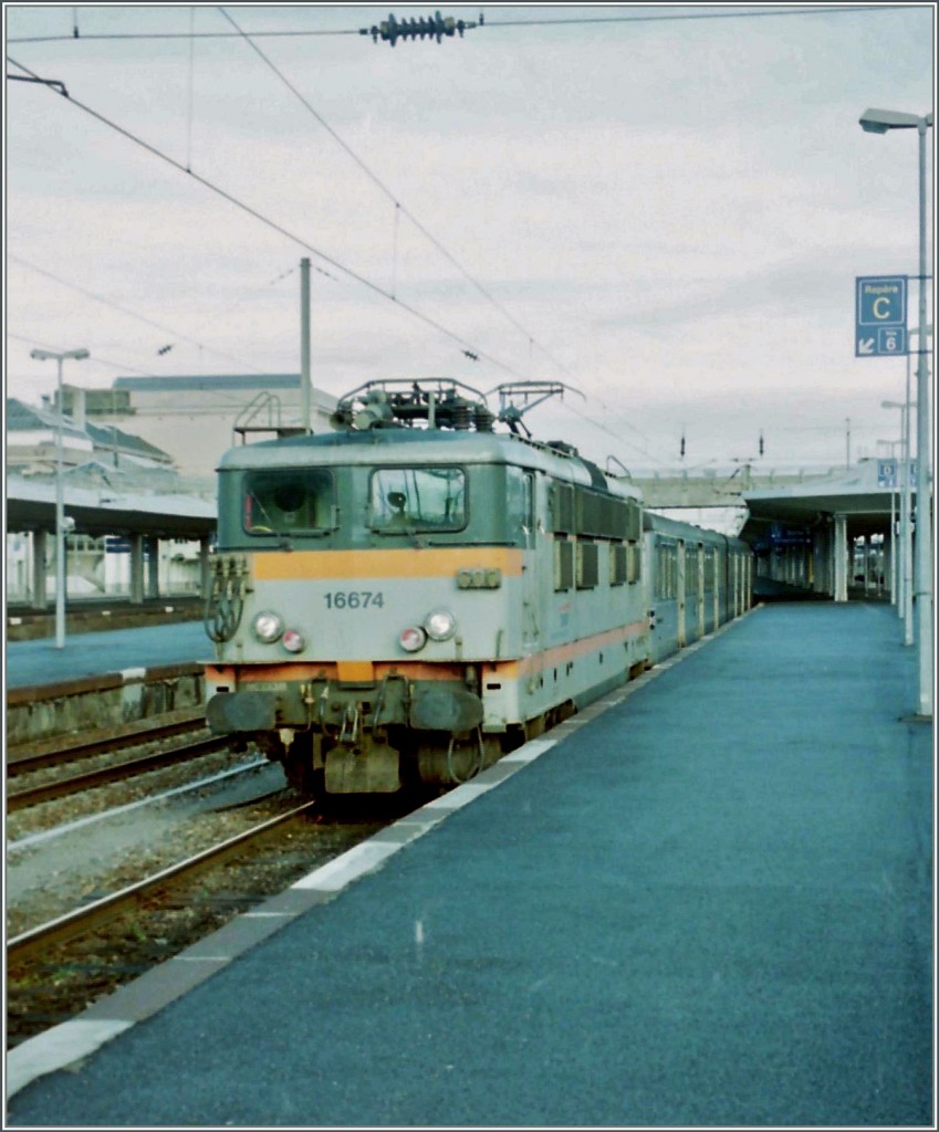 Im Archiv gefunden: die SNCF BB 16674 mit einem zu jener Zeit typischen SNCF Regionalzug beim Halt in Mulhouse. 
Scan, 31. Jan. 2000