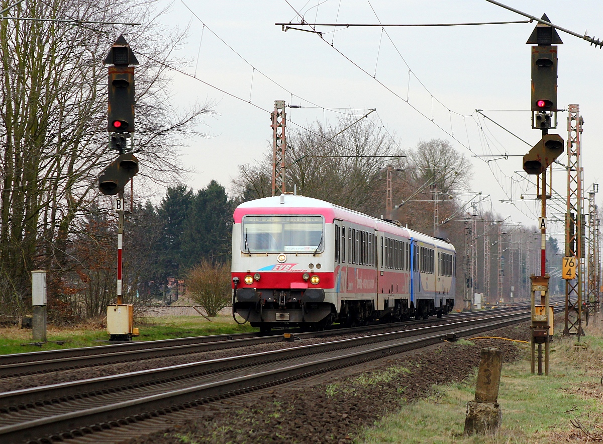 Im Auftrag der DB als RB 76 nach Minden unterwegs ist hier der noch in Altfarben lackierte EVB VT 150(0628 150-4/0928 150-1)und dahinter der in den neuen Farben gehaltene EVB VT 151(0628 151-2/0928 151-9). Aufgenommen bei Dörverden 07.03.15