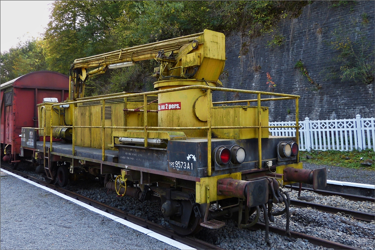 Im Bahnhof Dorinne – Durnal stand am 19.08.2020 dieser Wagen mit höhen verstellbarer Arbeitsbühne („Wagon-nacelle“), des PFT am Ende eines Wagen Zuges. 