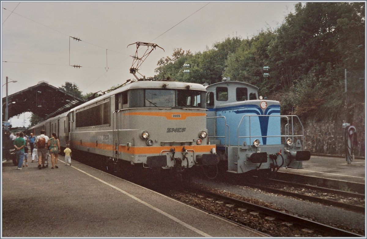 Im Bahnhof von Evian, neben der SNCF BB 25173 mit ihrem Zug nach Bellegarde /Ain) steht etwas verdeckt die Rive Bleue Express RBE BB 71010 welche von Bouveret gekommen ist. 

August 1988
