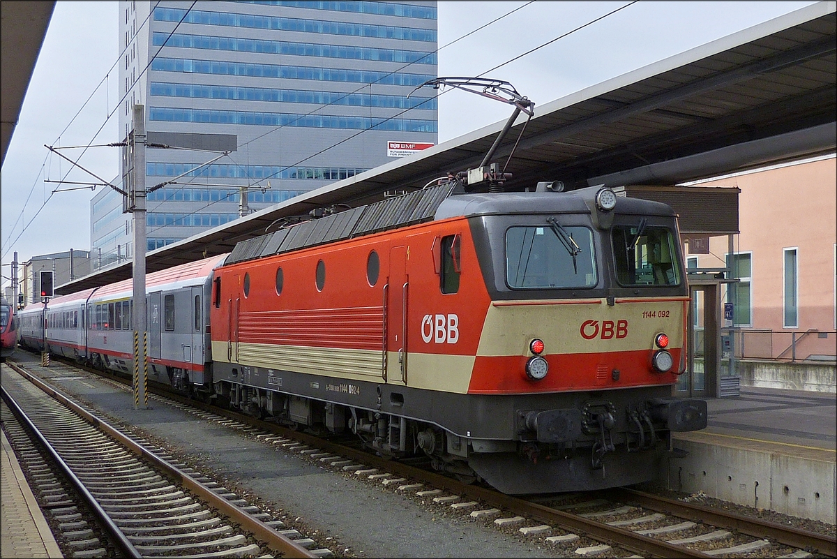 Im Bahnhof von Linz hatte ich das Glück die Lok  1144 092-4 in einem seltenen Farbkleid abzulichten. 22.09.2018 (Hans) 