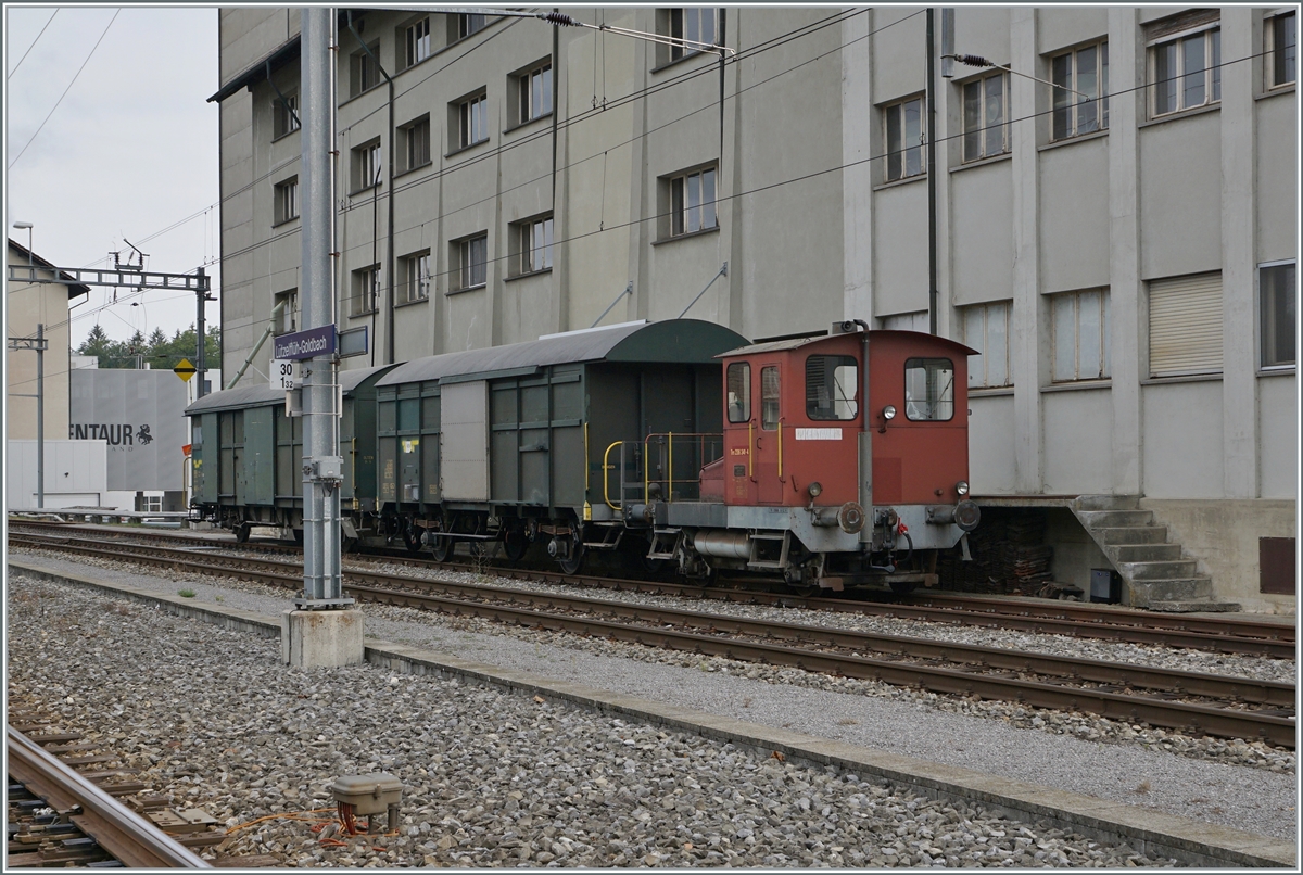Im Bahnhof von Lützelflüh-Goldbach steht einer der noch wenigen verbliebenen, einst so zahlreichen  Stationstraktoren . Der Tm I mit der Nummer 236 341-4; allem Anschein nach scheint diese  Spitzmaus  in recht gutem Zustand hin und wieder im Einsatz zu sein.

21. September  2020