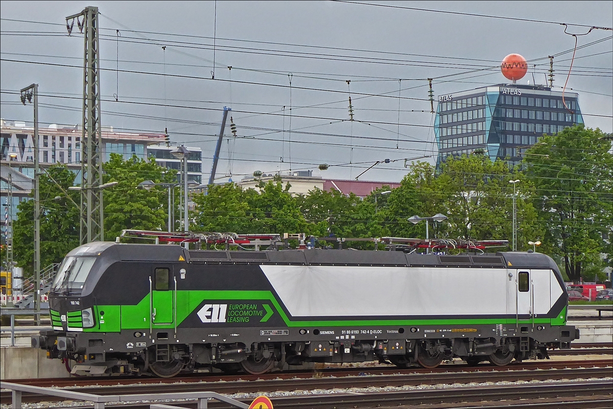 Im Bahnhof von München Ost, wartet Vectron Lok 193 742-4 (91 80 6193 742-4 D-ELoc)  im Gleisvorfeld Bahnsteig auf ihren nächsten Einsatz. 22.05.2019 (Hans)