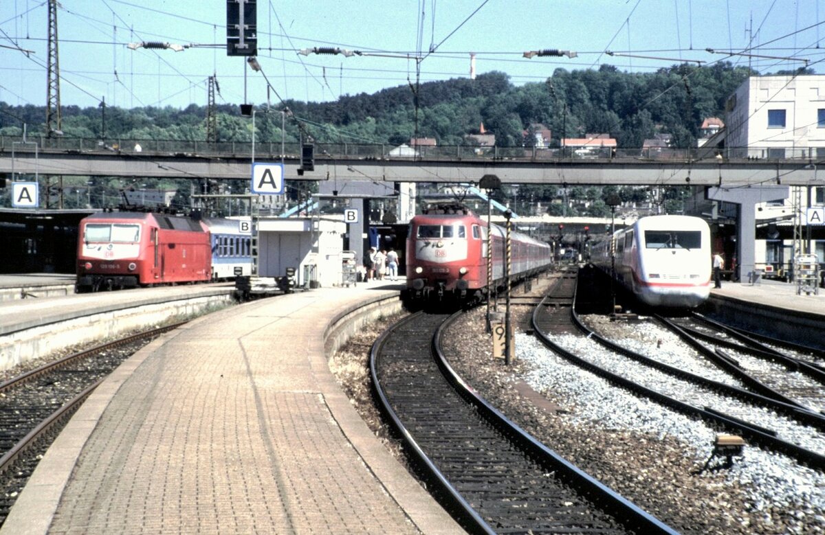 Im Bahnhof Ulm stehen von rechts: ICE 1; 103 129-3 mit IC und 120 mit IR am 15.06.1996.