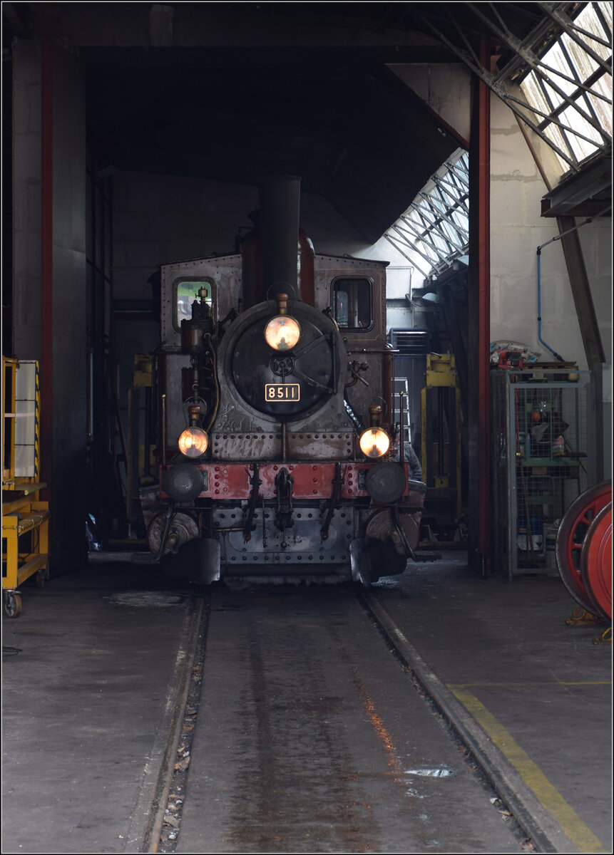 Im Depot des VVT.

Das Tigerli E 3/3 5811 wird im Depot gepflegt. St-Sulpice, Mai 2024.