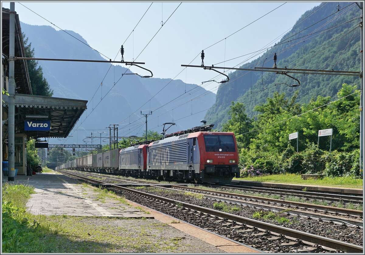 Im Gegenlicht fährt die SBB Re 474 013 mit einer weiteren Re 474 und einem langen Güterzug Richtung Brig durch den Bahnhof von Varzo.

21. Juli 2021