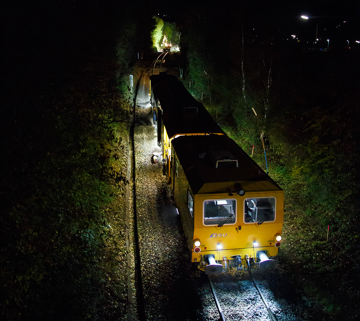 
Im Gleisbau wird Tag und Nacht gearbeitet, wie hier beim 3. Durchgang beim Stopfen  der Hellertalbahn (KBS 462) zwischen Neunkirchen und Herdorf. Die Plasser & Theurer Universalstopfmaschine UNIMAT 09-475/4S (Kombinierte Gleis- und Weichenstopfmaschine), Schweres Nebenfahrzeug Nr. D-DGU 99 80 9424 001-2 ist am Abend des 27.10.2020 in Neunkirchen-Altenseelbach im Einsatz.