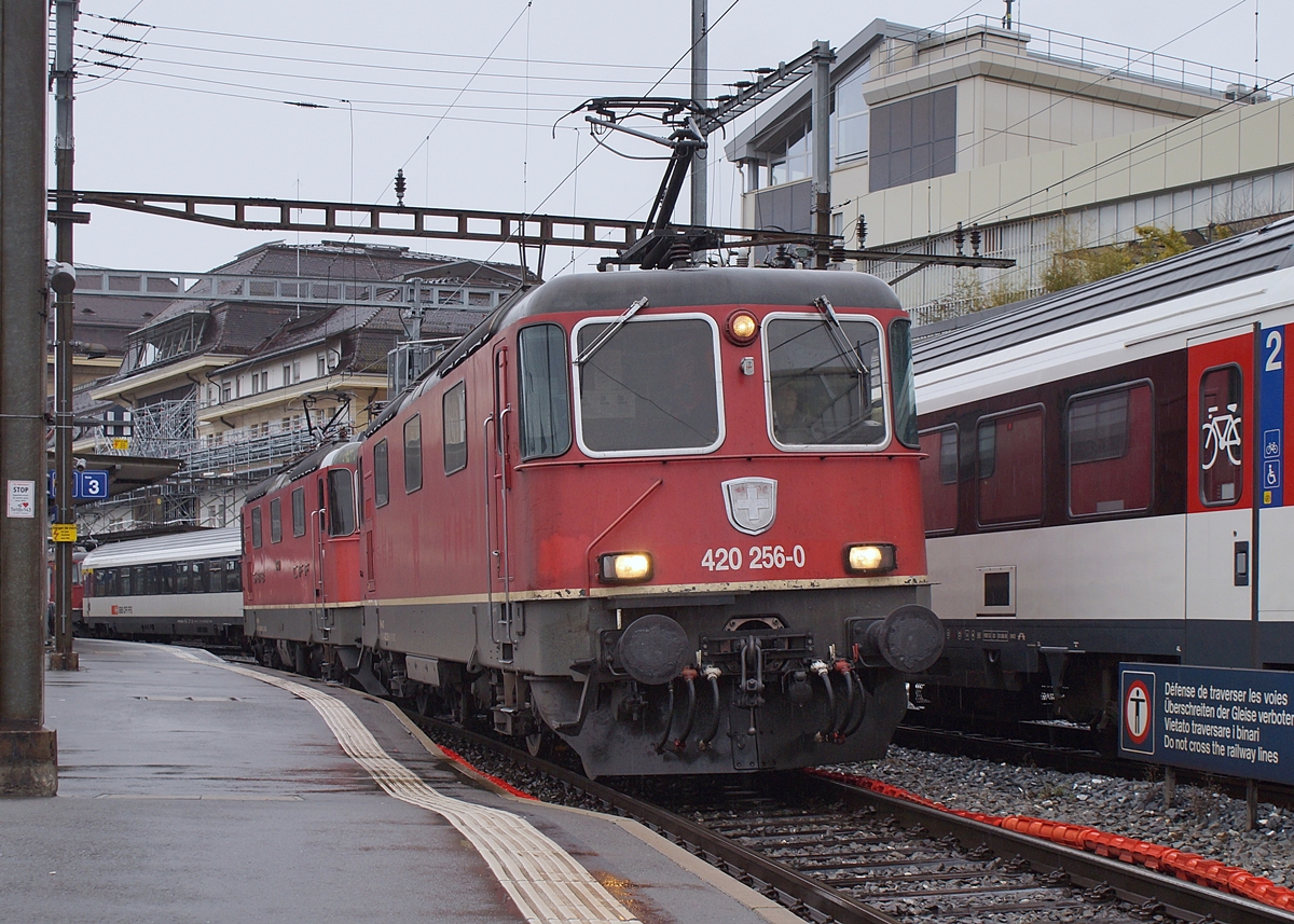 Im Güterzugsdienst (und auch bei der BAM) bleiben die SBB Re 4/4 II in der Westschweiz  zumindest noch für eine Weile im Einsatz. Die beiden SBB Re 4/4 II 11256 (91 85 4420 256-0 CH-SBBC) und Re 4/4 II 11340 (91 85 4420 340-2 CH-SBBC) verlassen Lausanne in Richtung Palézieux. 

8. Dezember 2021