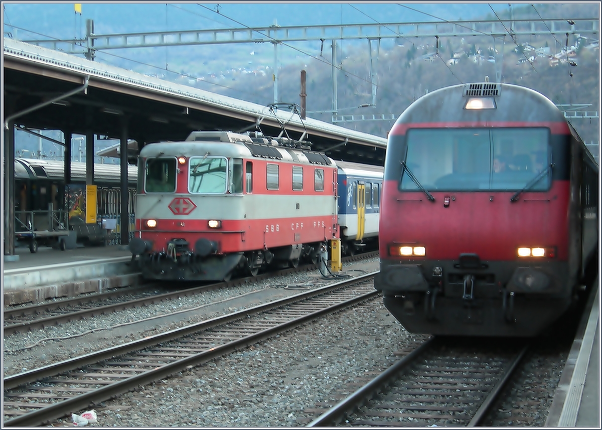Im Hintergrund die  berühmte  Re 4/4 II 11141 in Brig.
 Berühm,t weill sie 2008 bereits für den Schrottplatz vorgesehen war, dann jedoch aufgearbeitet wurde und, wenn ich mich nicht täusche, heute noch fährt.
16. März 2007