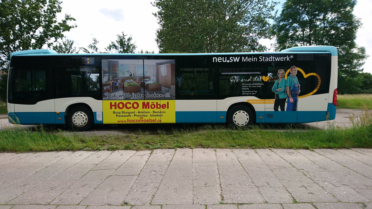 .....im Juni 2017 dieser Citaro der seit 2014 im Bestand ist bei den Verkehrsbetrieben Neubrandenburg wo den erstmal diese Busse von Mercedes angeschafft wurden 
....mit dem aktuellen Traffic Board f�r HOCO M�bel und Mitarbeitern der Stadtwerke 