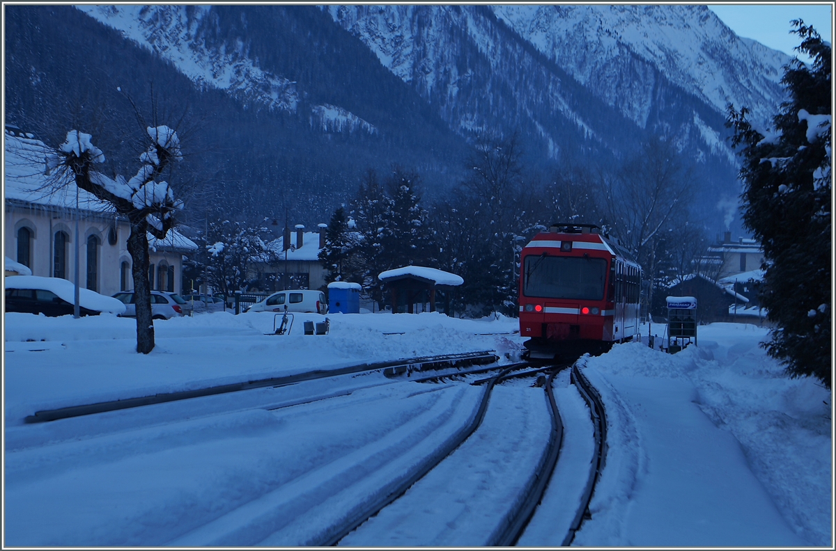 Im kalten, schattigen Tal verlässt der TER 18908 Chamonix Richtung St-Gervais-Le-Fayet.
10. Feb. 2015